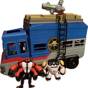Ben 10 Rust Bucket playset with 2 Aliens